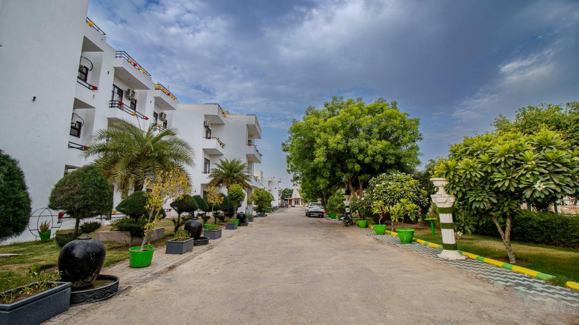 Elegance Resort Vrindāvan Exterior photo